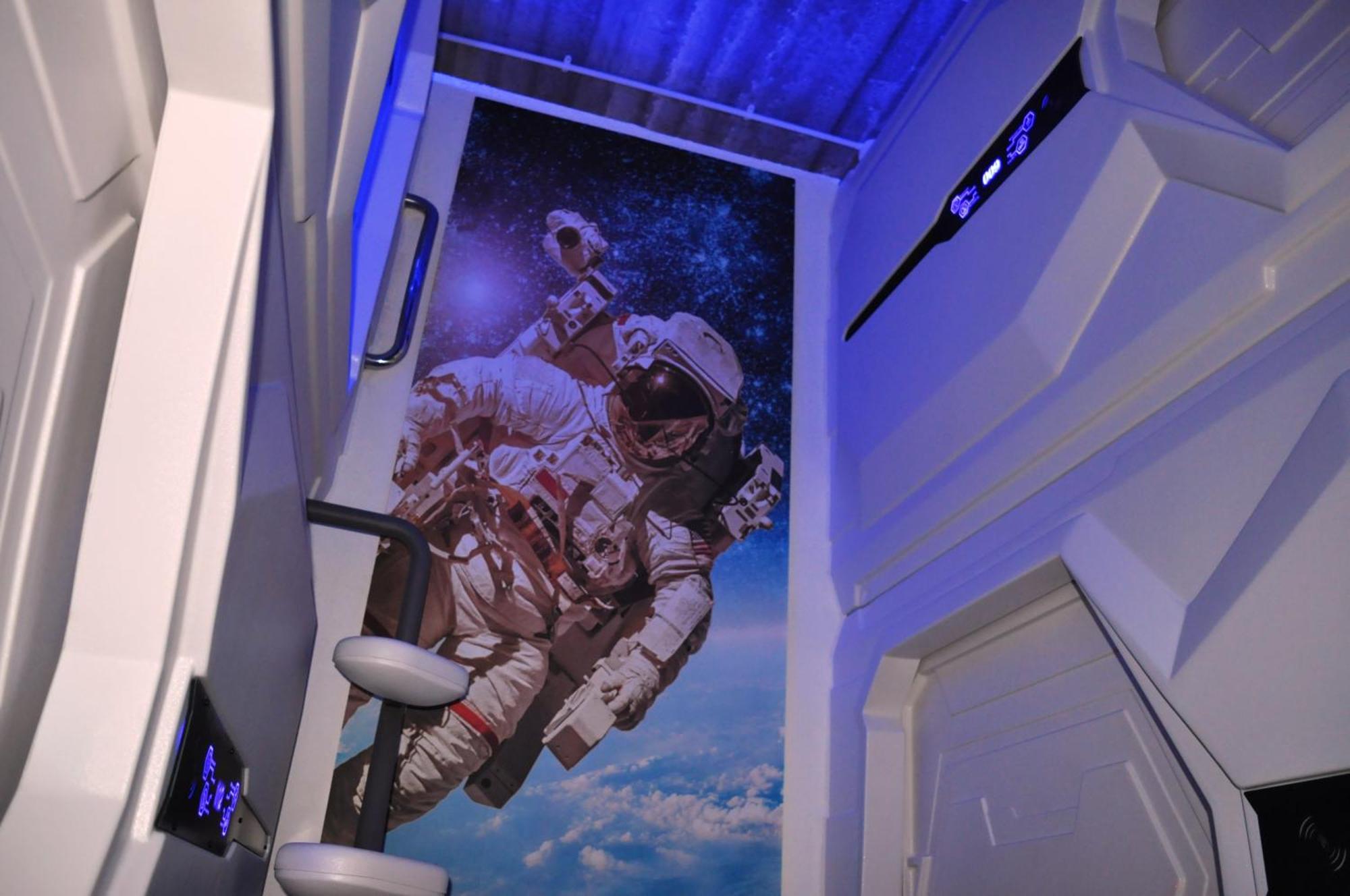 Cosmos Capsule Coworking London Hotel Luaran gambar